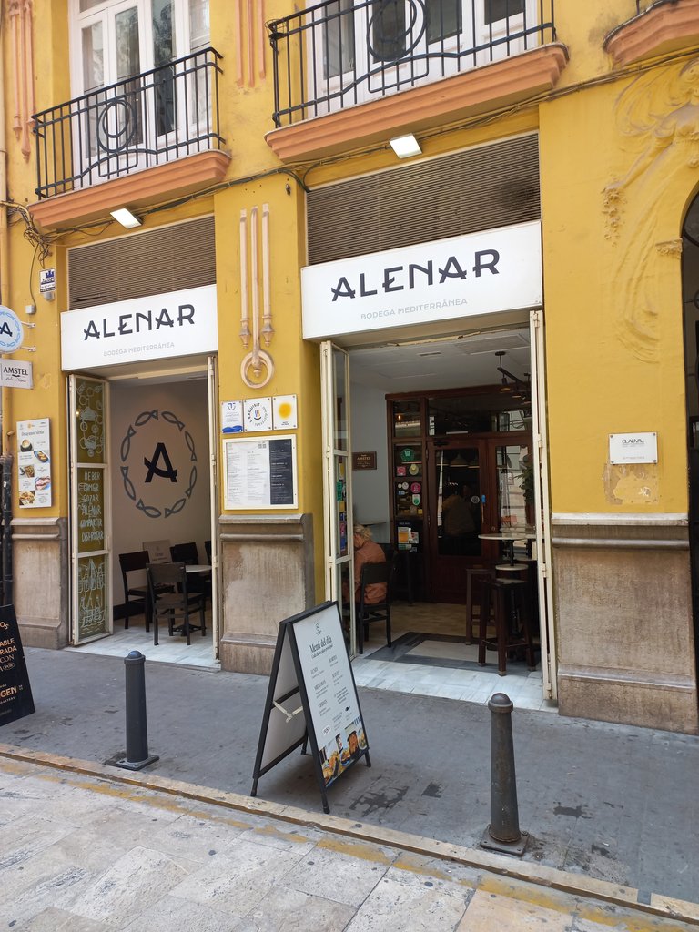 Fachada del establecimiento reconocible y fácilmente identificable.