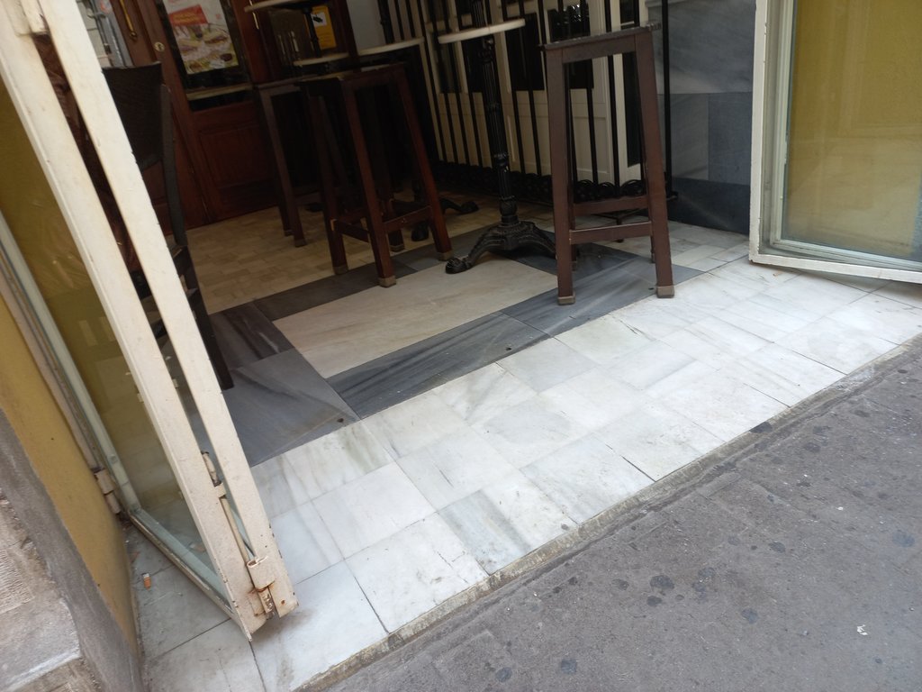 Acceso libre de obstáculos y con rampa para salvar desnivel.