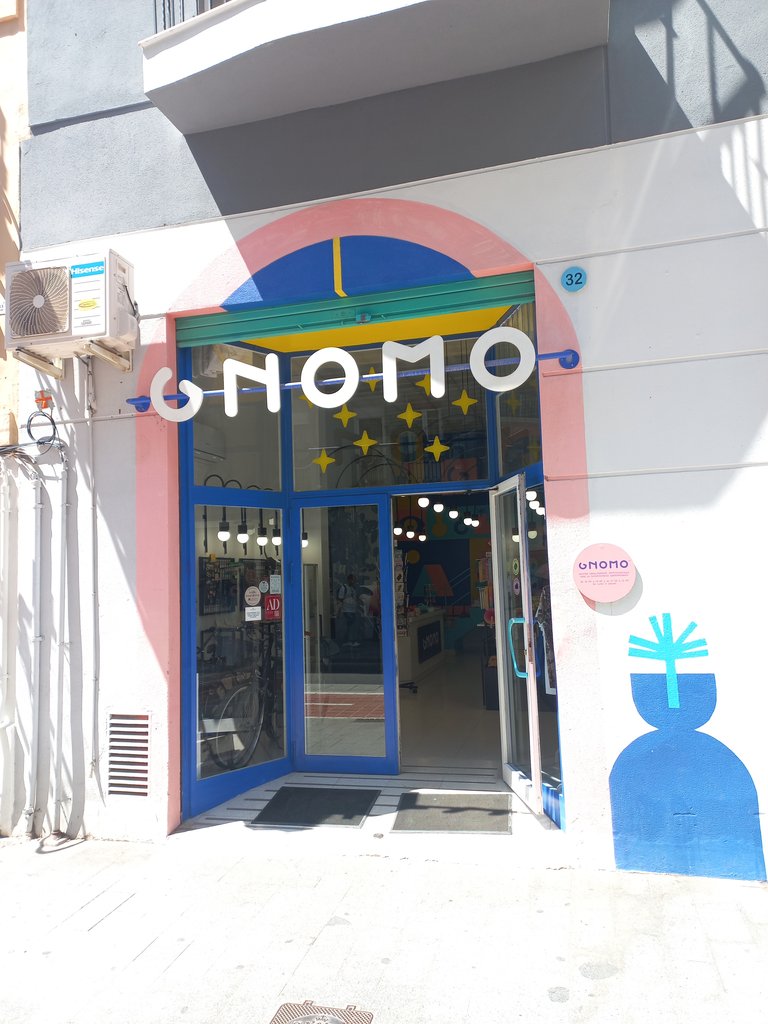 Establecimiento bien identificado con rótulo y número.