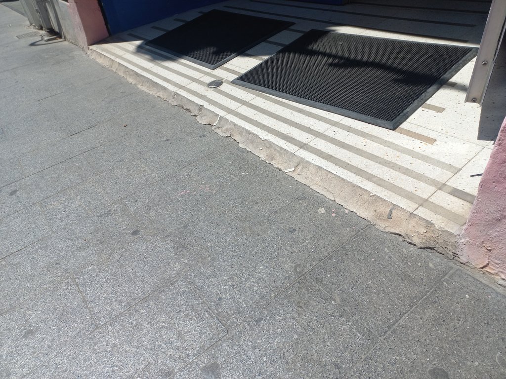 Acceso mediante rampa accesible.