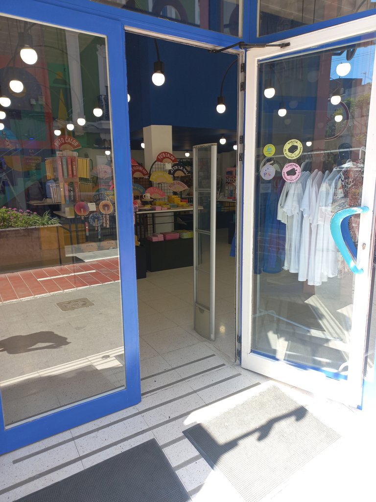 Puerta con hueco libre de paso amplio.