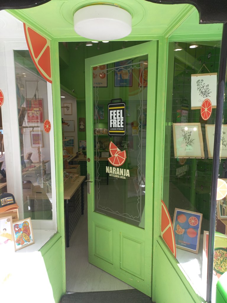 Puerta abatible de fácil apertura y anchura adecuada.