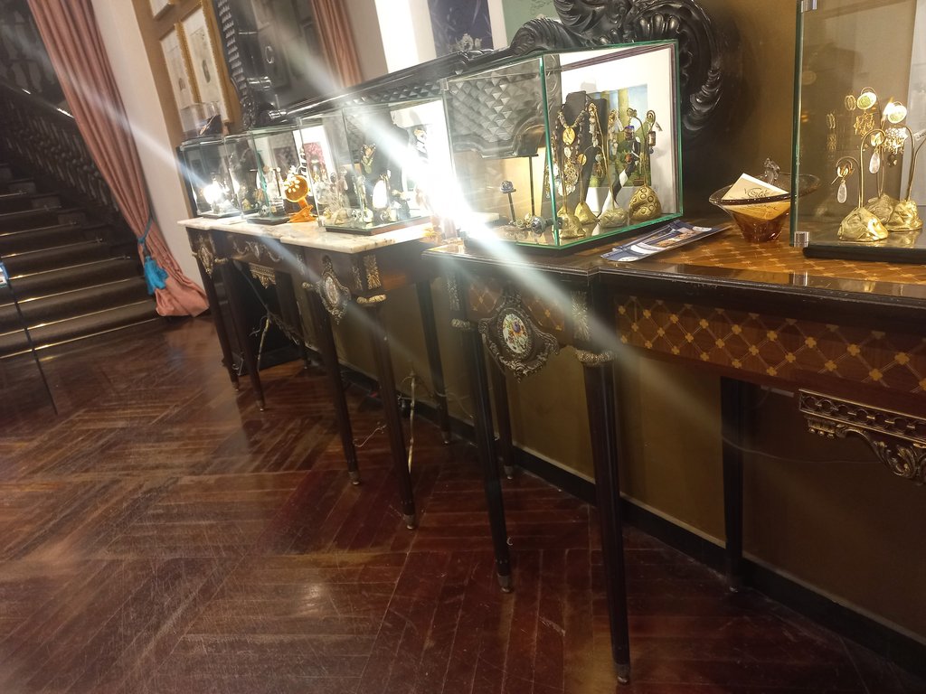 Vitrines a baixa altura i amb visibilitat total del contingut,