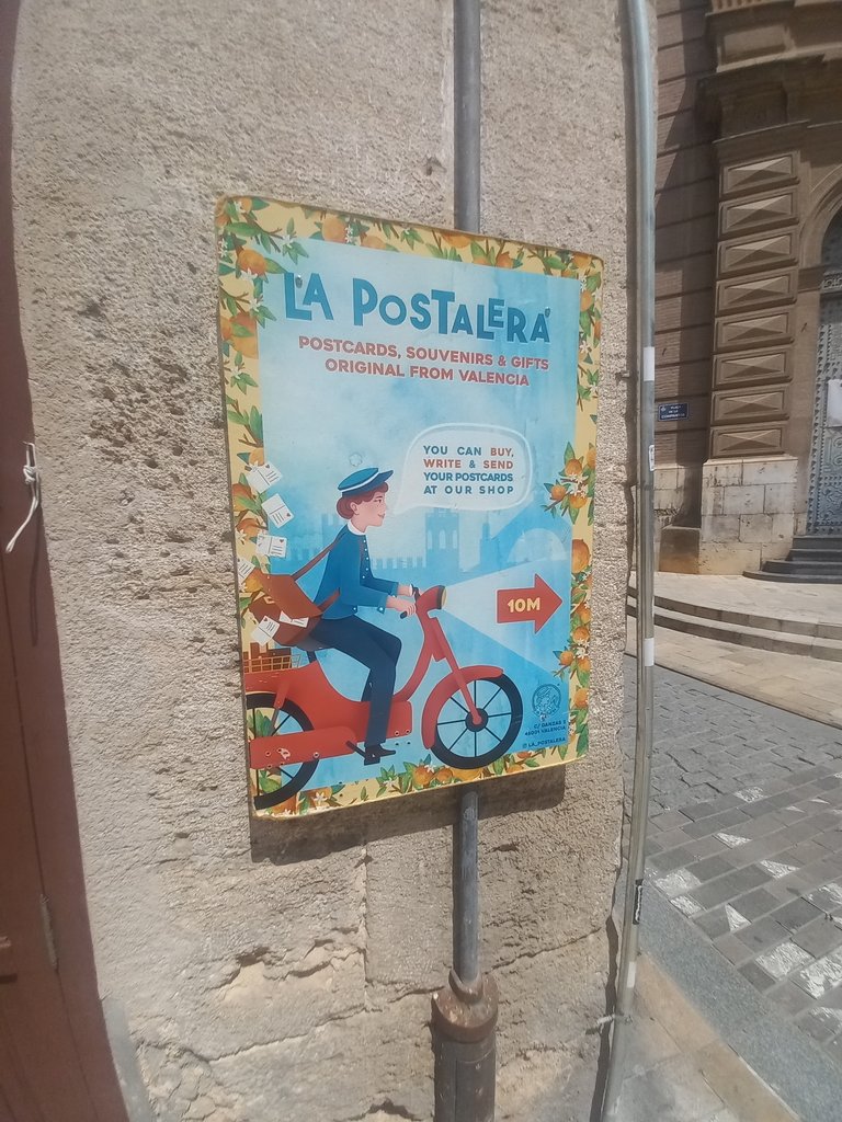 Señalética direccional en la aproximación exterior.