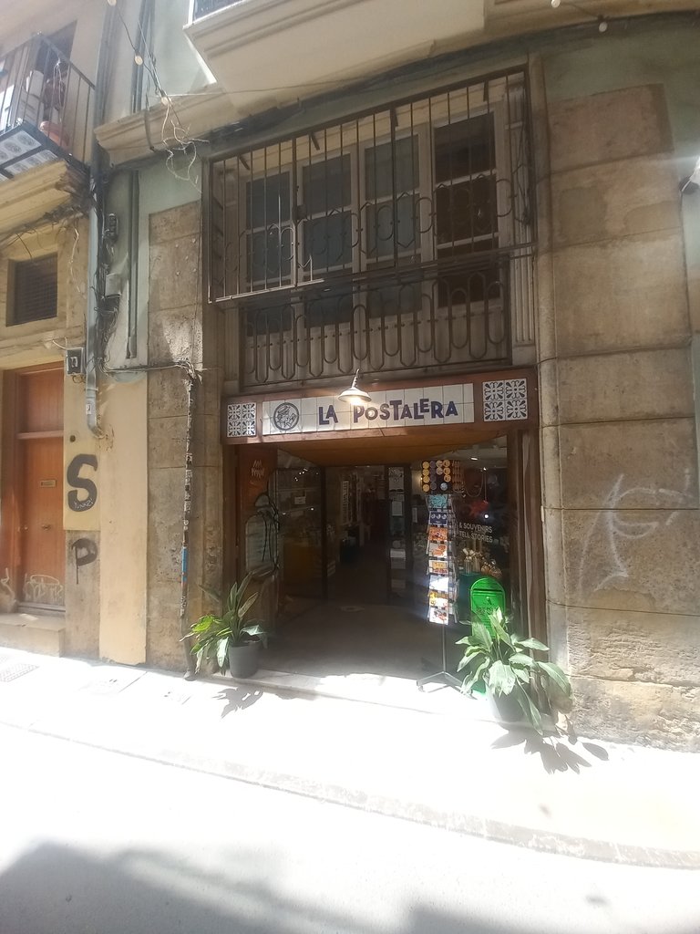 Establecimiento reconocible desde el exterior con rótulo.