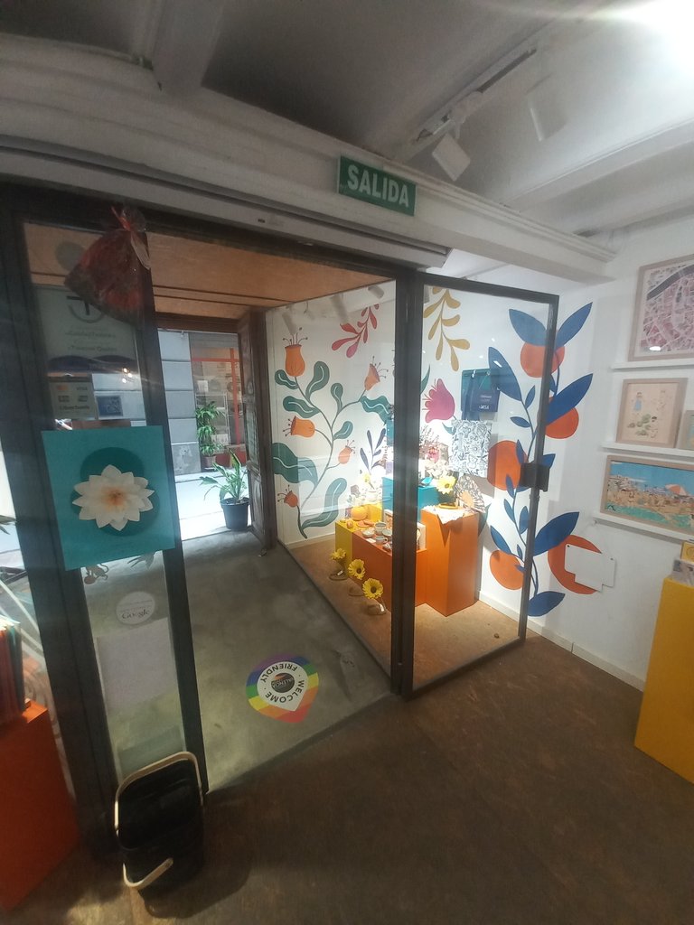 Puerta abatible con anchura adecuada.