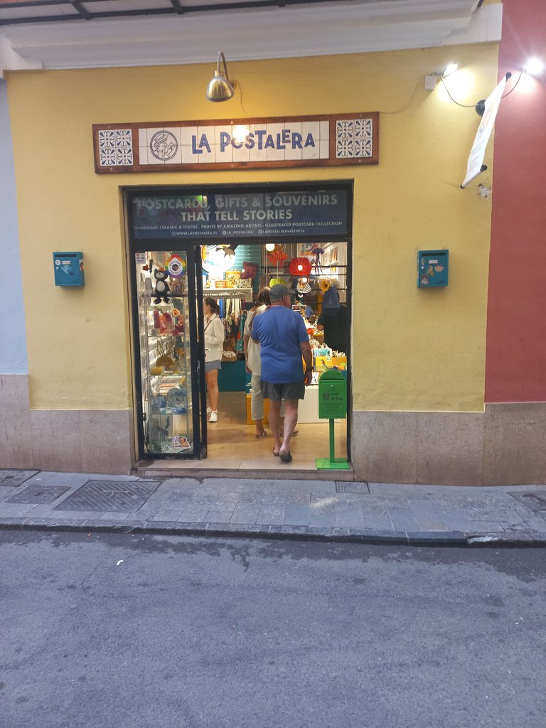 Establecimiento bien identificado desde el exterior con rótulo