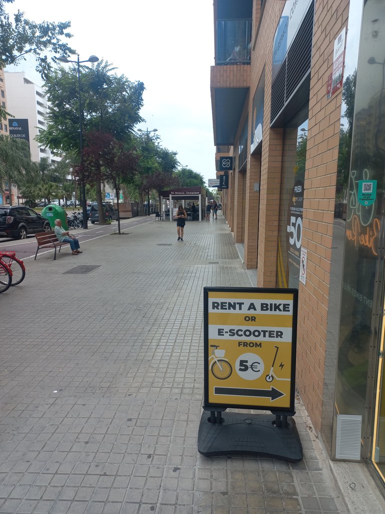 Recorrido exterior amplio y libre de obstáculos.