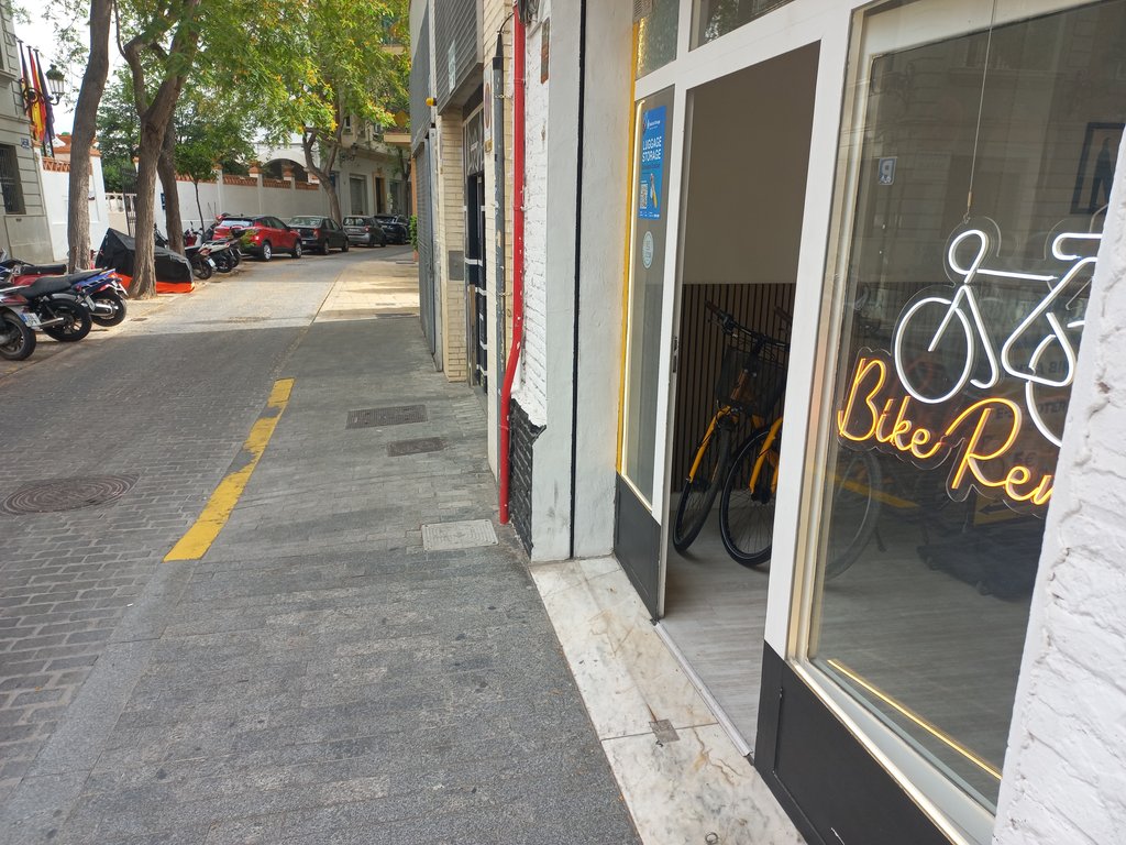 Itinerario exterior amplio y libre de obstáculos.