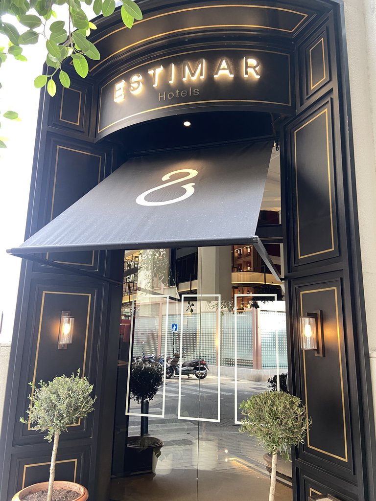 Entrada principal al hotel accesible.