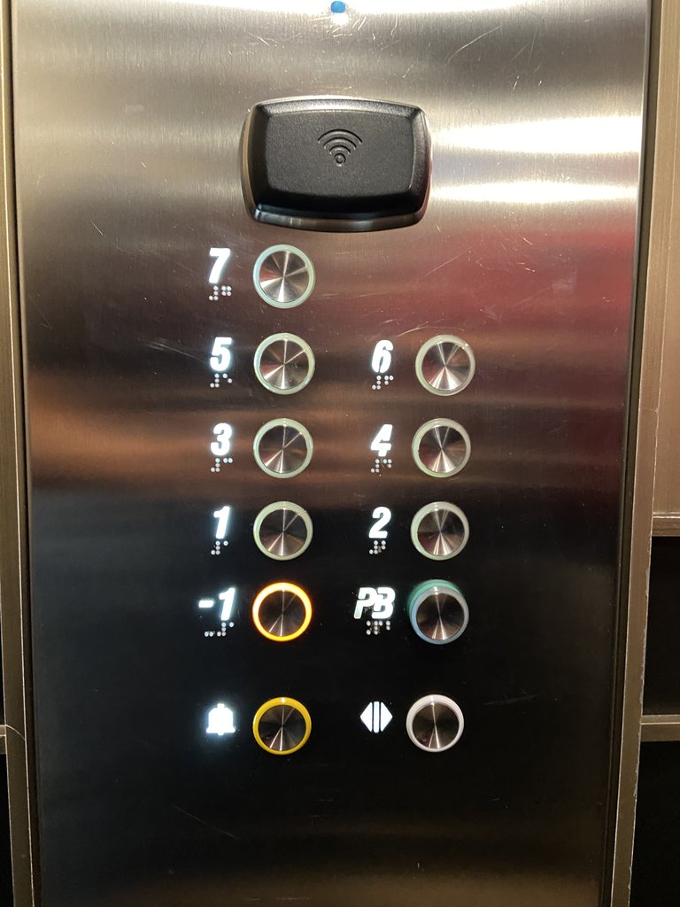 Ascensor accesible. Botonera a altura correcta, con botones en braille, iluminables y con avisos sonoros.