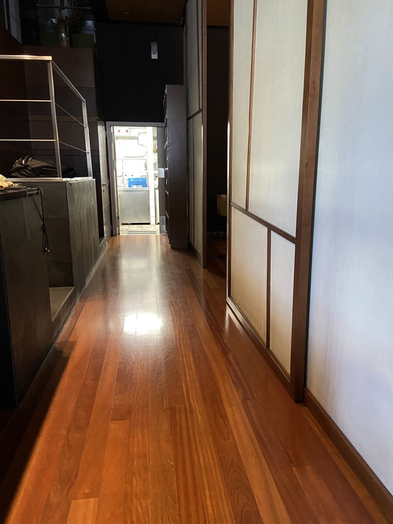 Wide corridor, passage between the lounge and the bathrooms, with correct artificial lighting throughout the establishment.