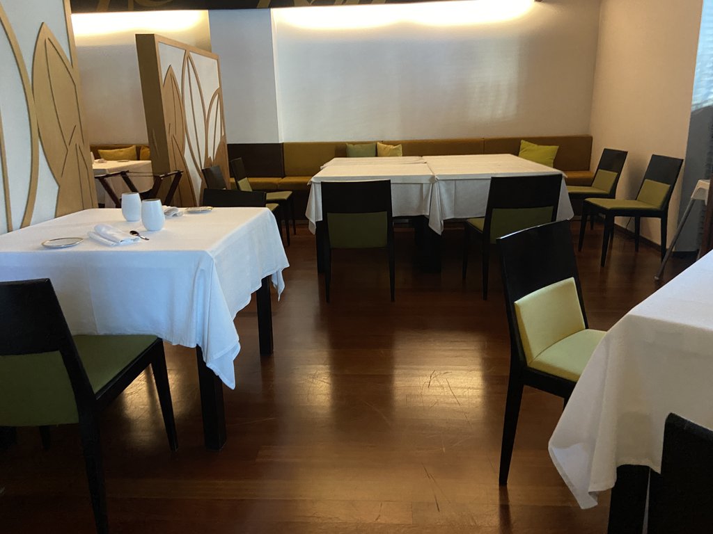 Accessible dining room, tables with suitable height and accessible.