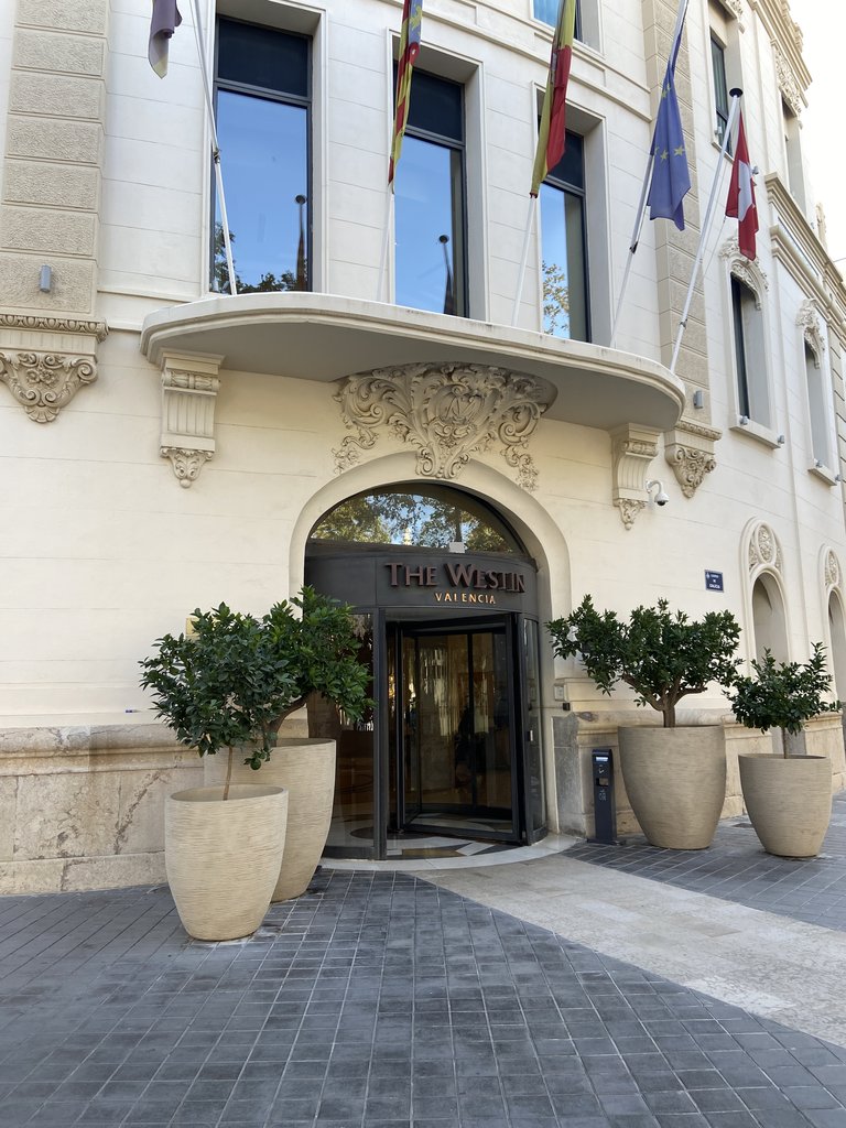 Acceso principal al establecimiento, con puertas tipo glorieta.