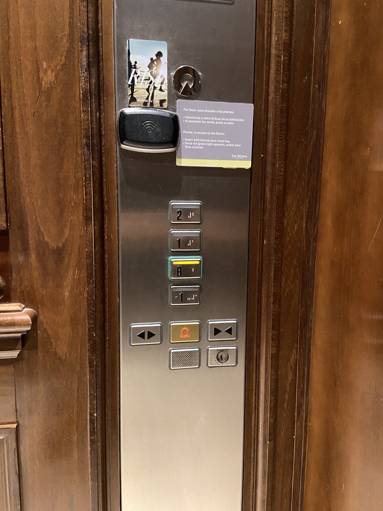Ascensor accesible, con botonera a altura correcta, en braille e iluminable.