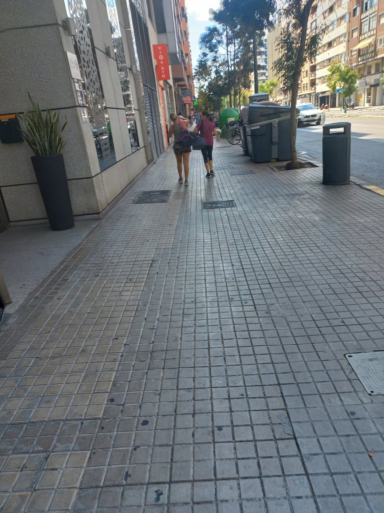 Recorrido exterior amplio y libre de obstáculos.