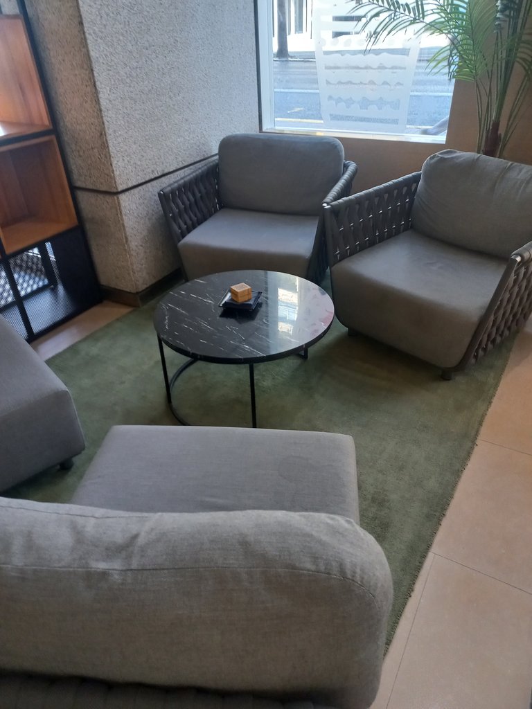 Zonas comunes equipadas con mobiliario ergonómico.