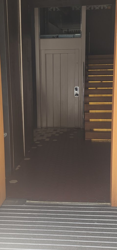 Acceso llano desde el exterior y entrada con acceso por escaleras o por ascensor a la planta del restaurante