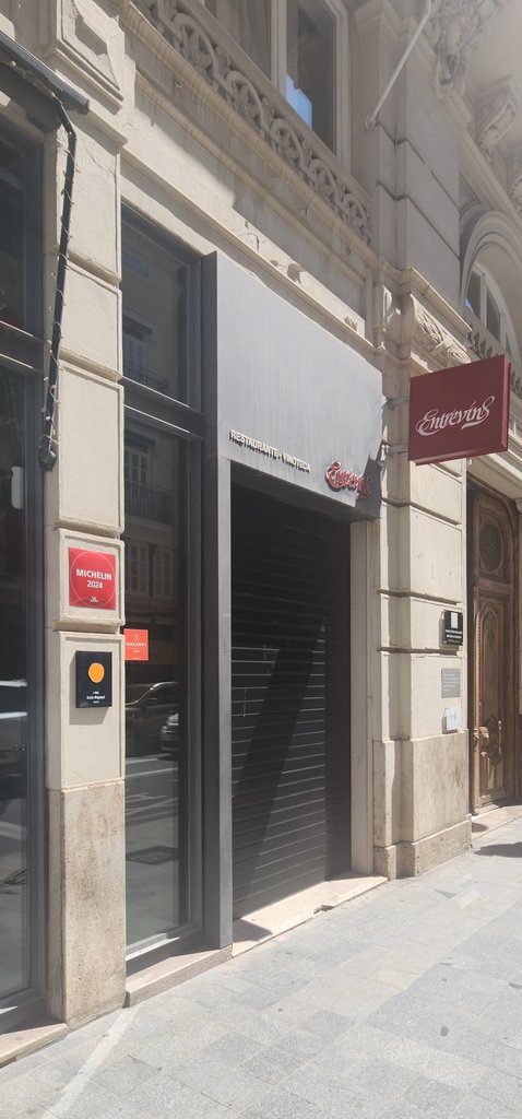 Cartel saliente de la fachada para mejor identificación y orientación de los usuarios