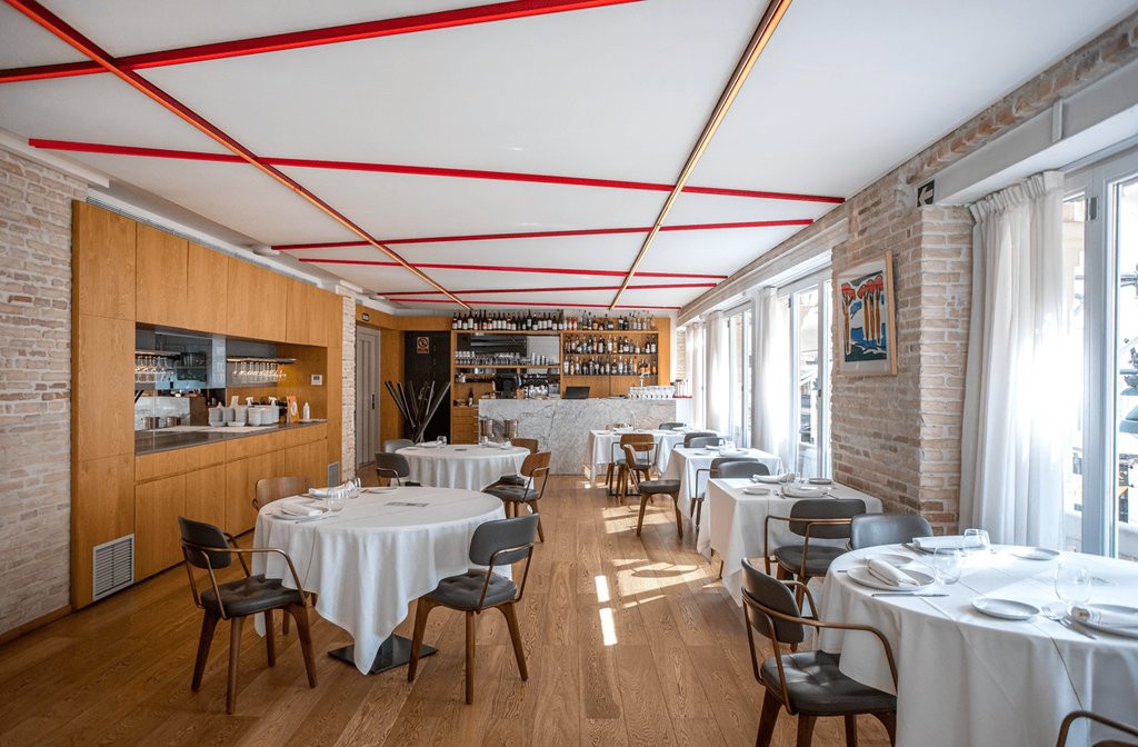 Mesas bien distribuidas con espacio para circular y buena iluminación