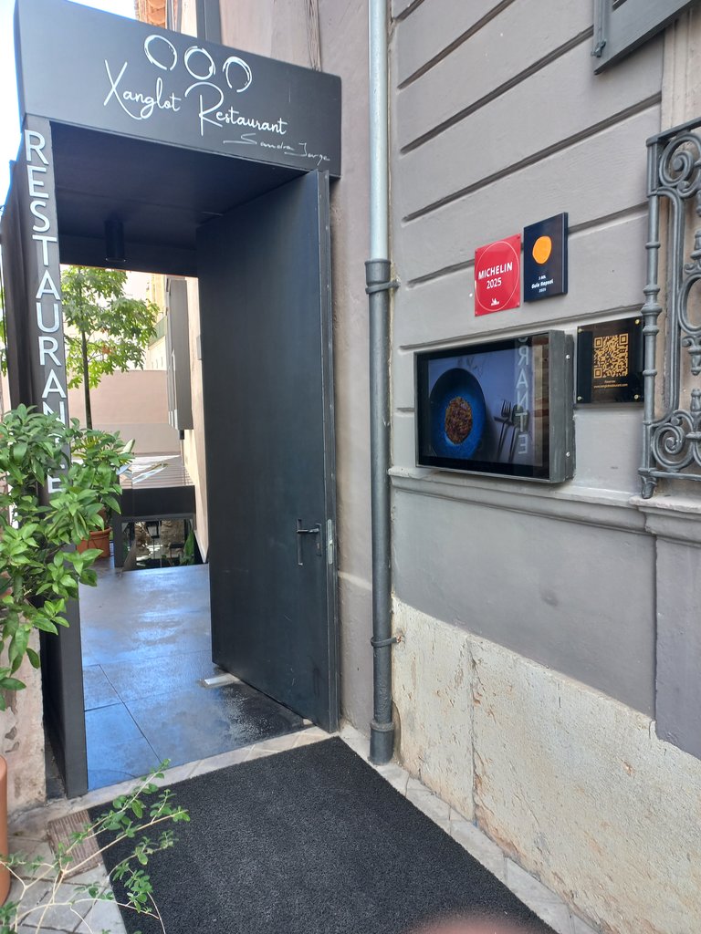 Establecimiento bien identificado y reconocible