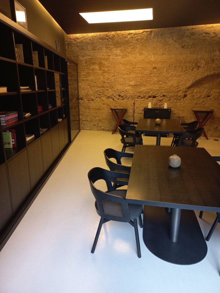 Iluminación homogénea, sin destello ni reflejos y sin zonas de sombra.