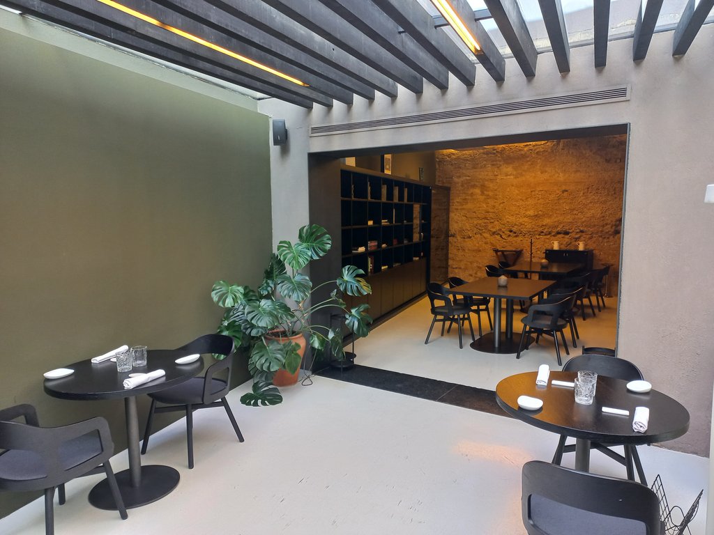 Recorridos amplios para el acceso a mesas.