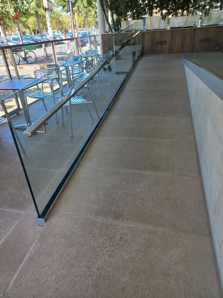 Rampa de acceso para superar la cota de acceso principal.