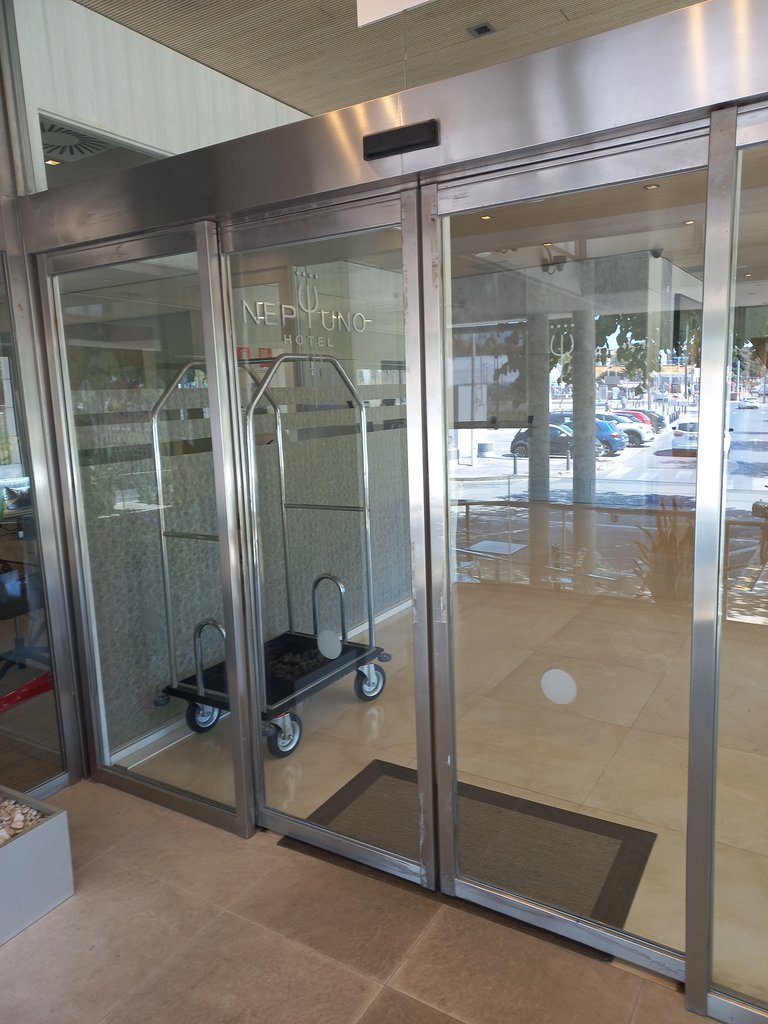 Puertas automáticas en el acceso principal.