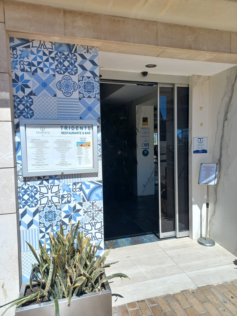 Acceso a restaurante a cota cero desde la calle.