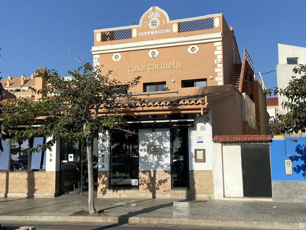 Fachada principal, acceso al establecimiento.