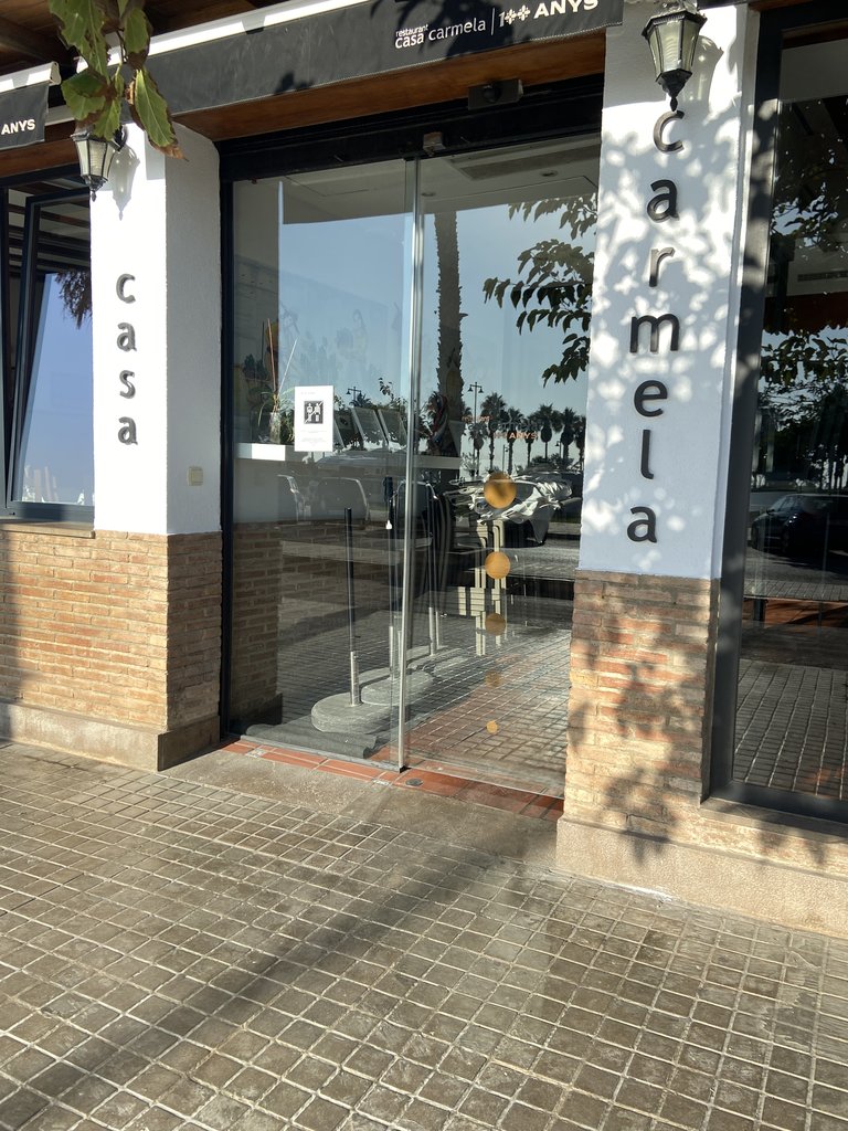 Puertas automáticas de acceso al restaurante.