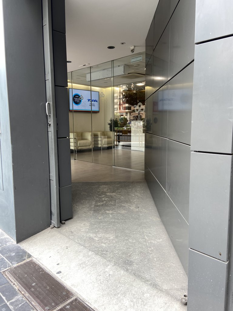 Acceso principal con rampa de acceso.