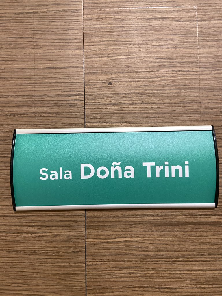 Señalización sala “Doña Trini”.