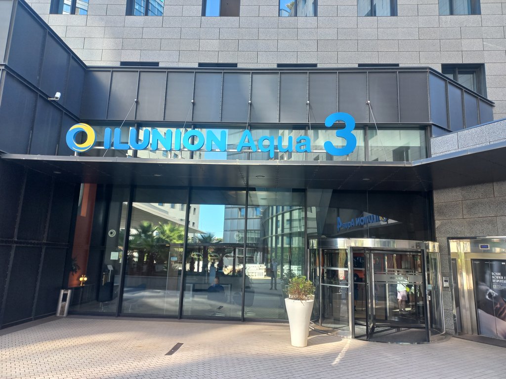 Establecimiento bien identificado y reconocible desde el exterior.