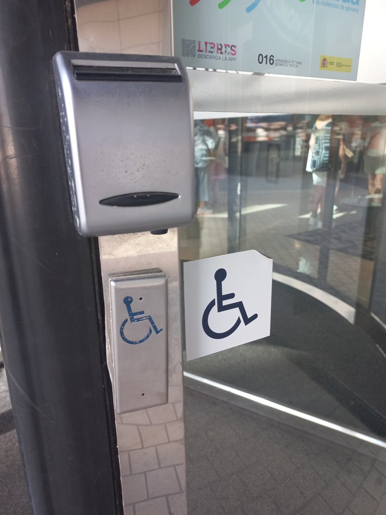 Dispositivo de llamada para acceso por puerta accesible.