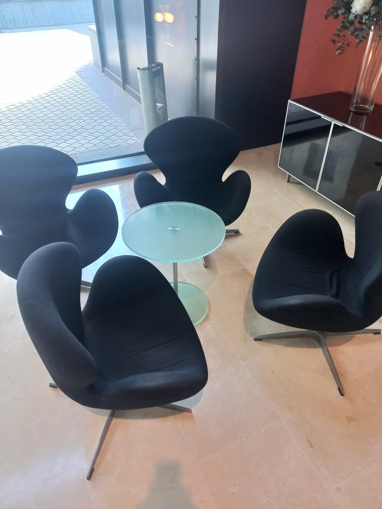 Equipamiento ergonómico en zonas de descanso.