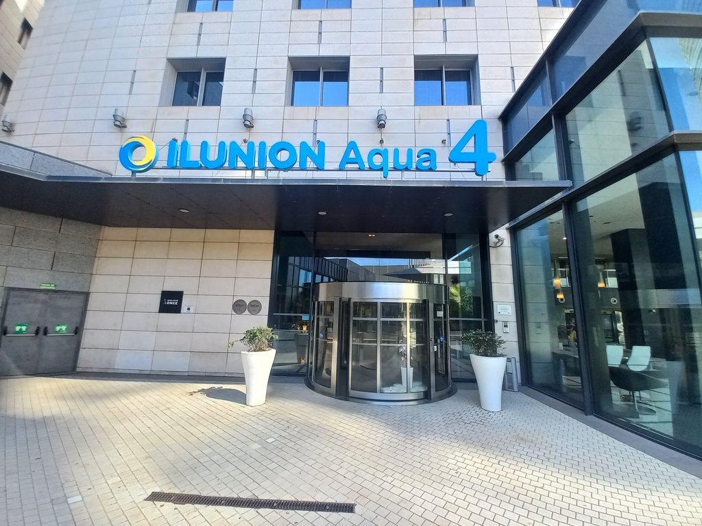 Establecimiento bien identificado y reconocible desde el exterior.