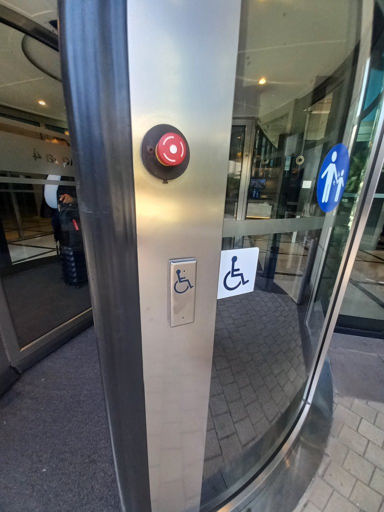 Botón para acceso por puerta accesible.