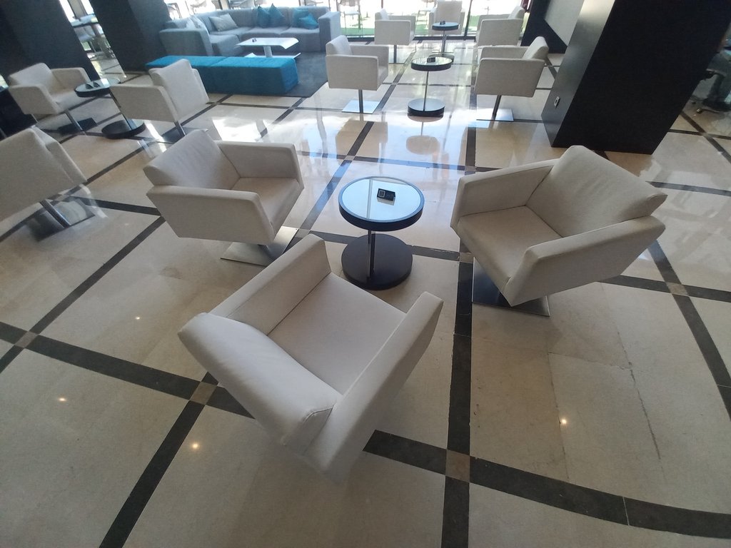 Equipamiento ergonómico en zonas de descanso.