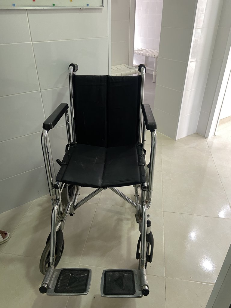 Silla de ruedas disponible para los clientes con ciertas necesidades.