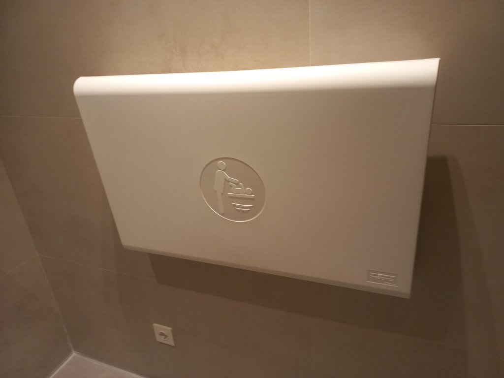 Cambiador para bebés en baño adaptado.