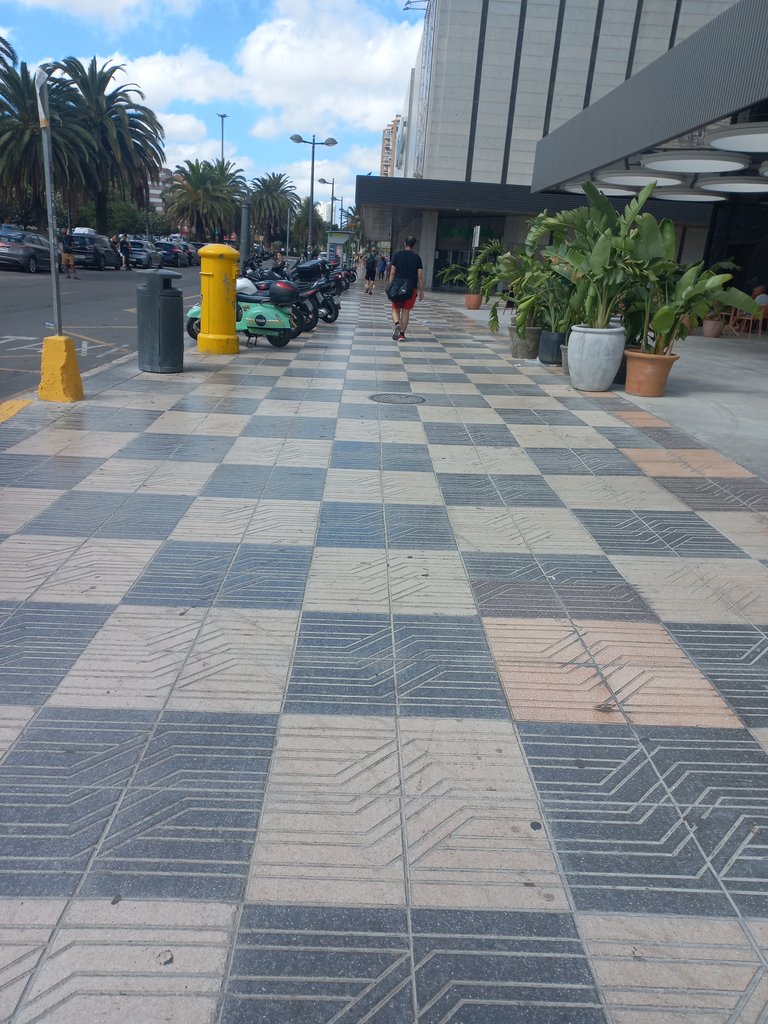 Wide and obstacle-free approach path.