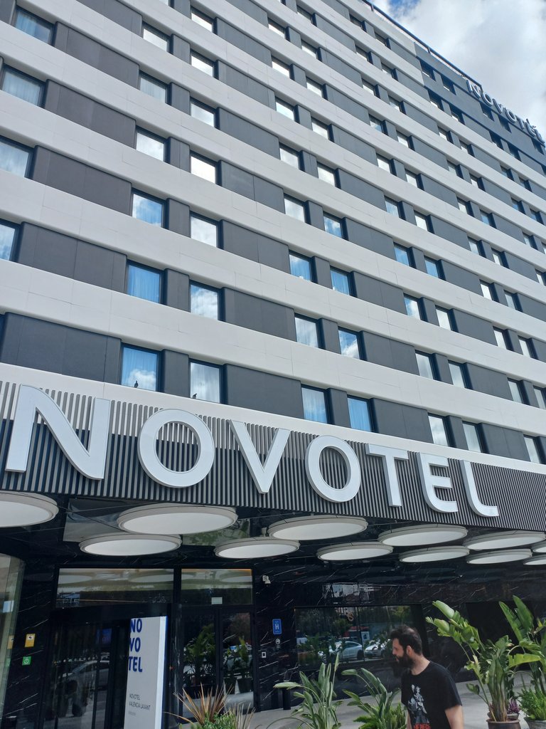 Establishment easily recognizable from the outside.