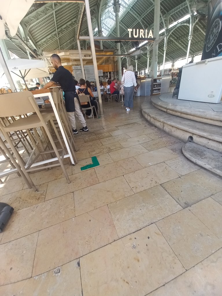 Acceso principal llano y sin desniveles.