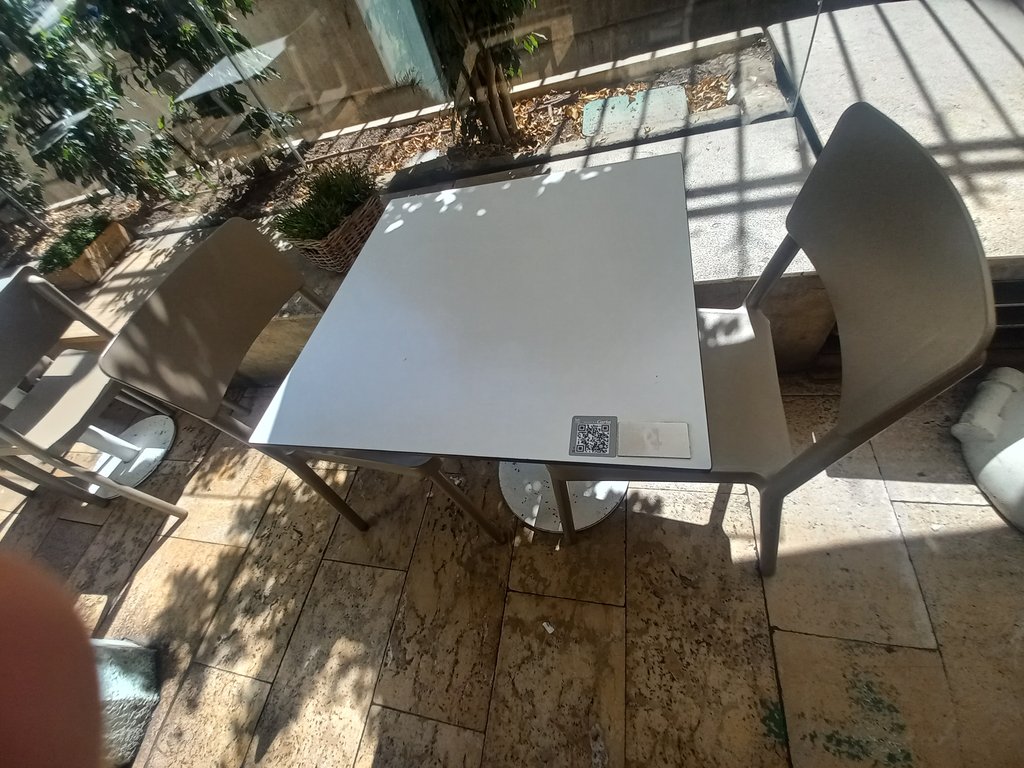 Salón con mesas bien iluminadas.