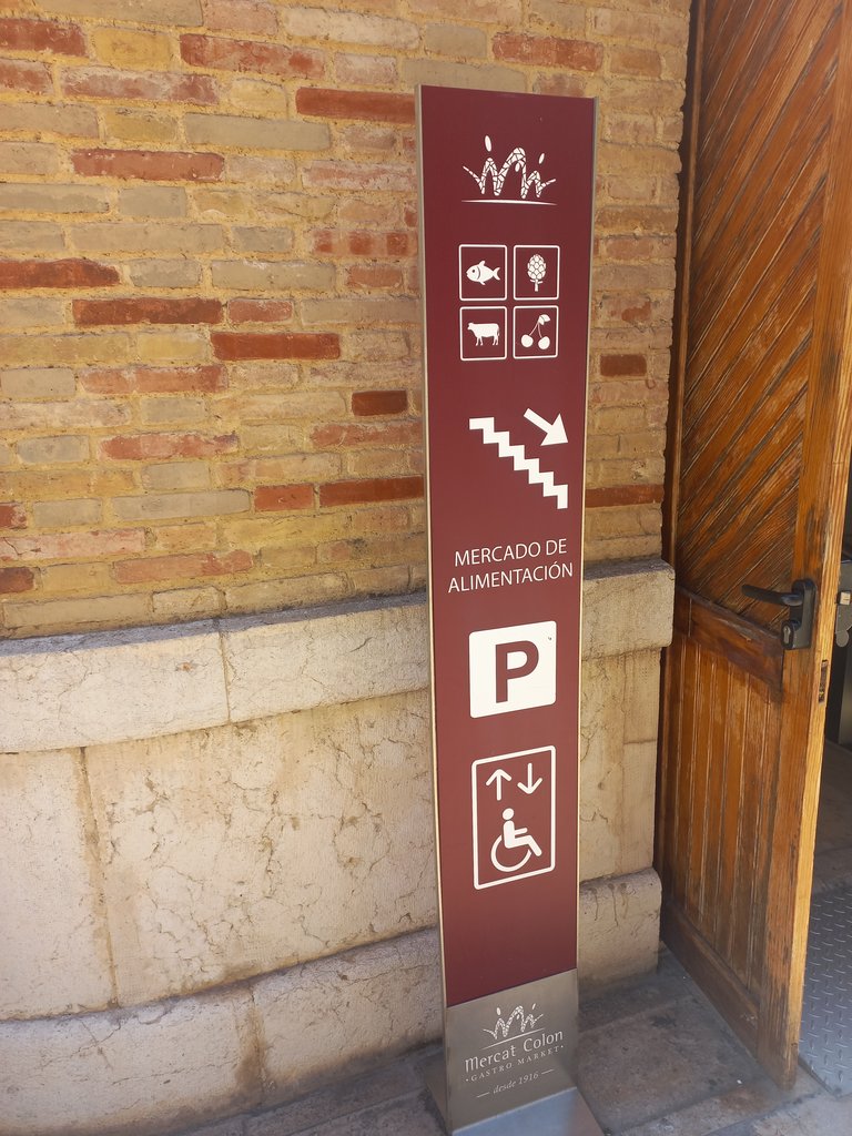 Recorrido de aproximación marcado por señalética.