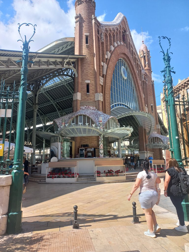 Establiment reconeixible i ben identificat des de l'exterior.