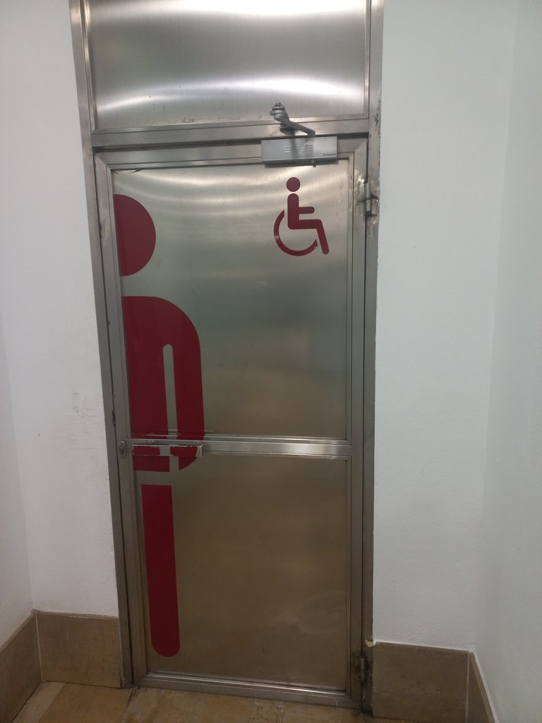 Banys adaptats amb equipament accessible.