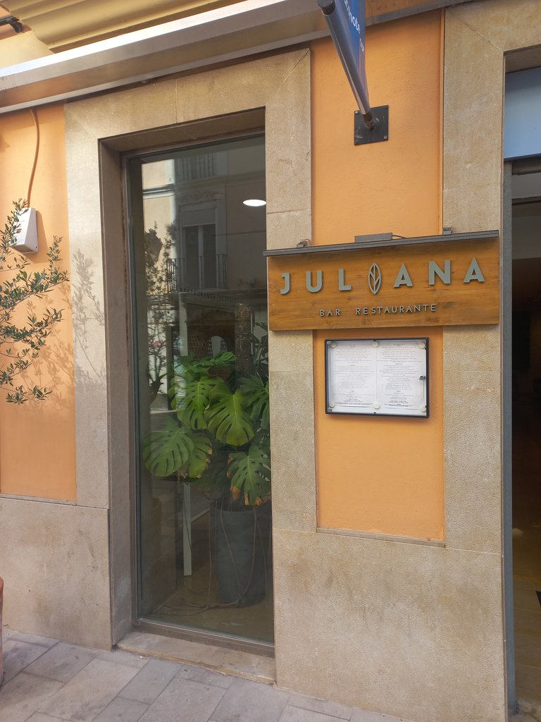 Establecimiento reconocible desde el exterior con rótulo.